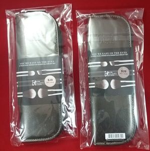 It cosmetic makeup brushes